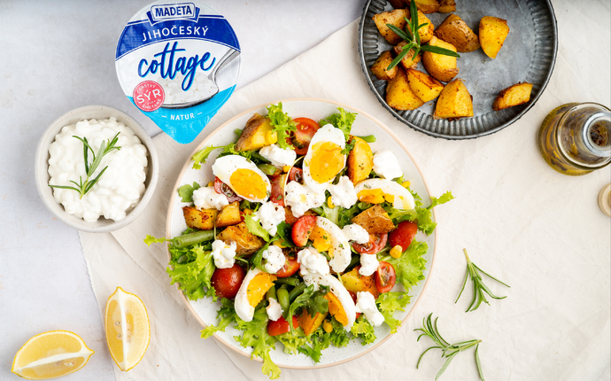 Farmářský salát s česnekovým cottage sýrem