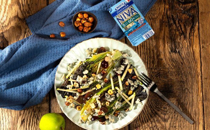 Grilovaný salát little gem s hrozny, Jihočeskou nivou a lískovými ořechy
