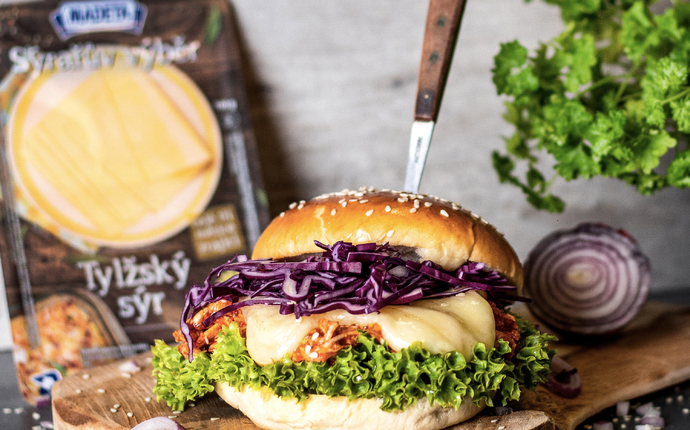 Hamburger s trhaným vepřovým masem a Tylžským sýrem
