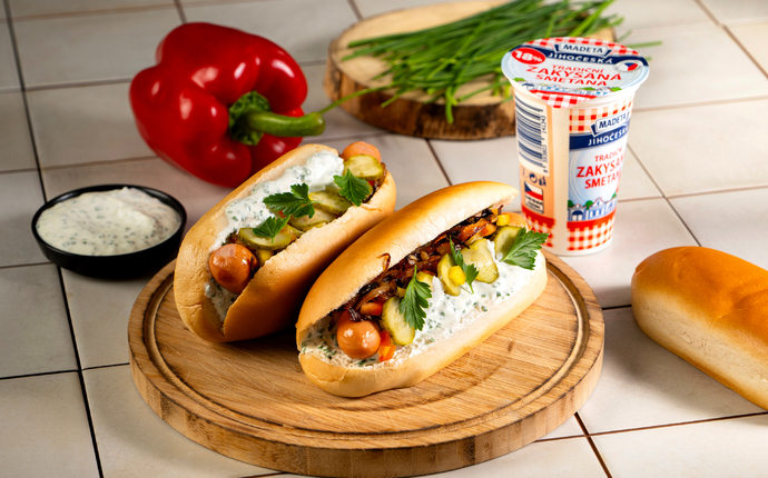 Hotdog s Jihočeskou zakysanou smetanou