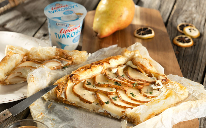 Hruškový koláč z listového těsta s arašídovým máslem a Tvarohovým Lipánkem