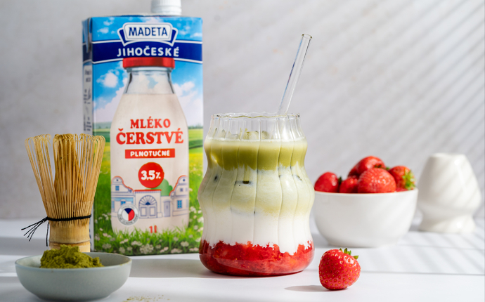 Jahodové matcha latté
