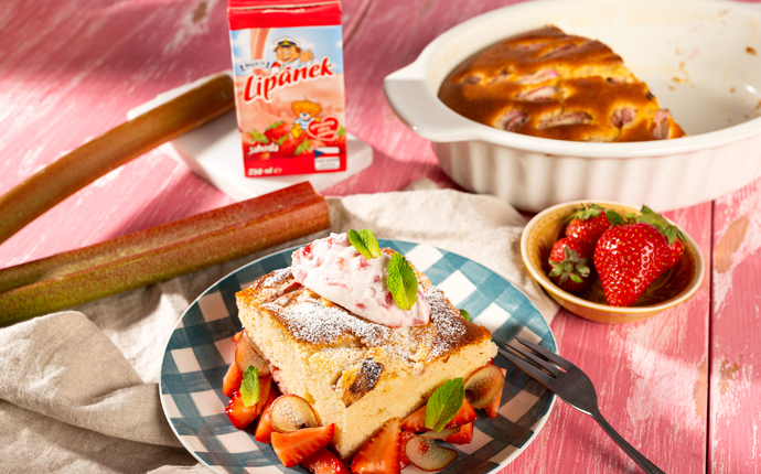 Jahodovo‑rebarborová bublanina s jahodovým mlíčkem Lipánek