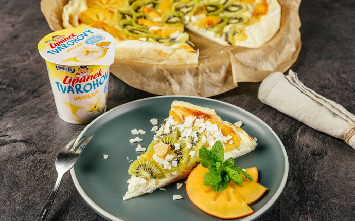 Koláč z listového těsta s kiwi, kaki a Tvarohovým Lipánkem