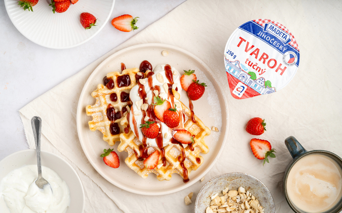 Křupavé vafle s tvarohem a jahodovým džemem