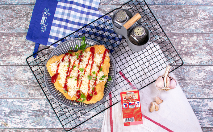 Langoš s kečupem, Blaťáckým zlatem a česnekem