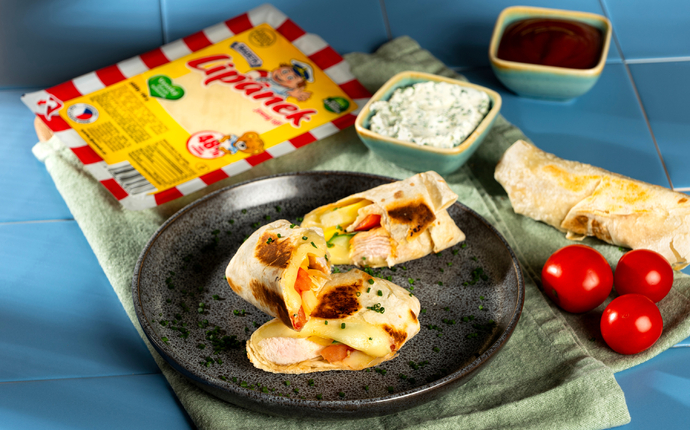 Miniburrito s kuřecím masem, sýrem Lipánek, hranolkami a zeleninou