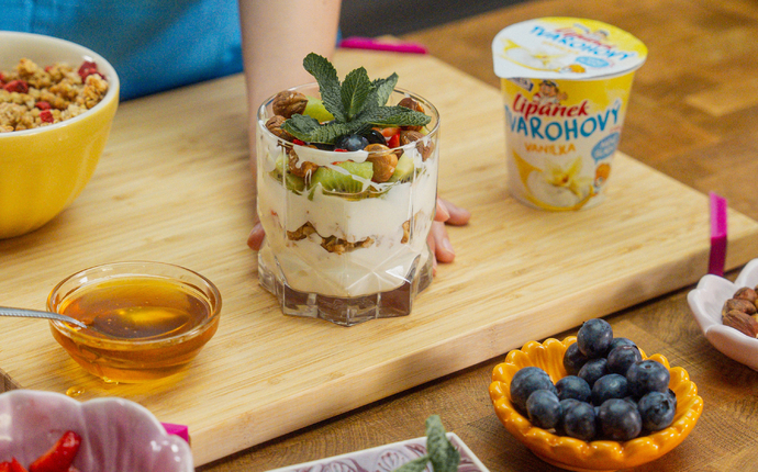 Ovocné parfait s tvarohovým Lipánkem, müsli a ovocem