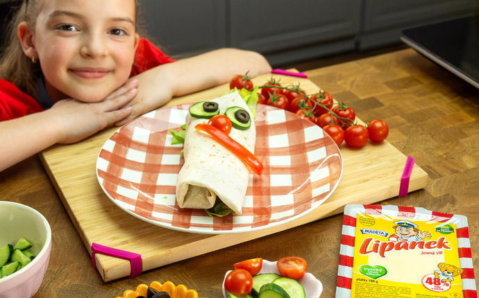 Plněný wrap s plátkovým sýrem Lipánek