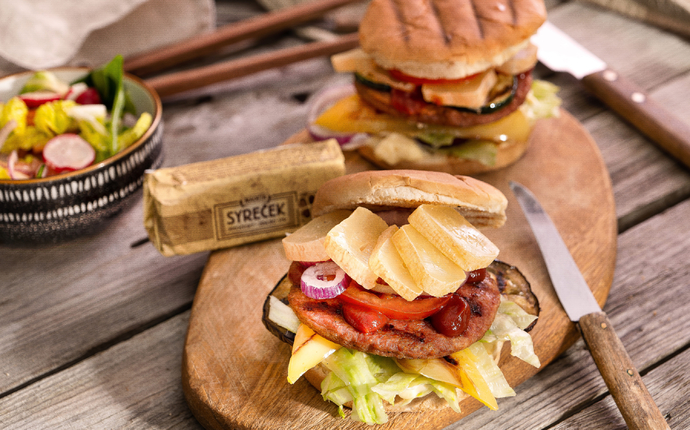 Rostlinný hamburger se zeleninou a Syrečkem