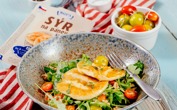 Rukolový salát s rajčaty, medovo-citronovou zálivkou a Sýrem na pánev