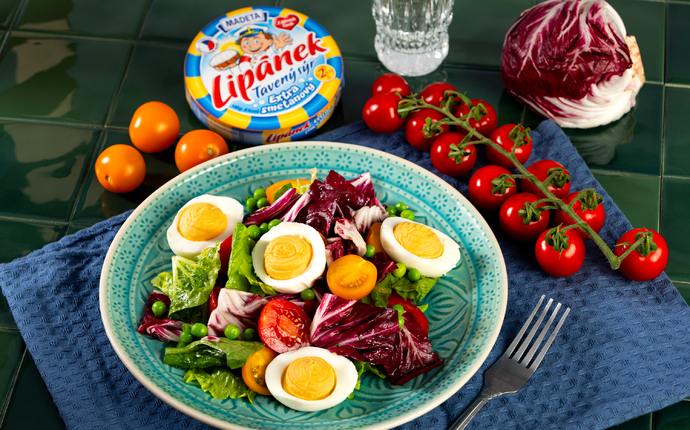 Salát s vejcem plněným směsí ze žloutků, taveného sýru Lipánek a hořčice