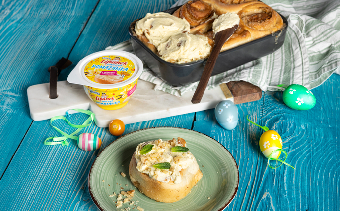 Skořicové rolky z kynutého těsta se sladkou pomazánkou Lipánek