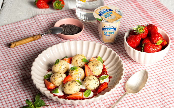 Sladké knedlíčky z Jihočeského Nature bílého jogurtu s jahodami a mákem