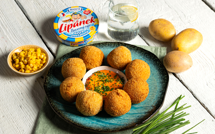 Smažené bramborové kuličky s taveným sýrem Lipánek, kukuřicí a krémovým dipem