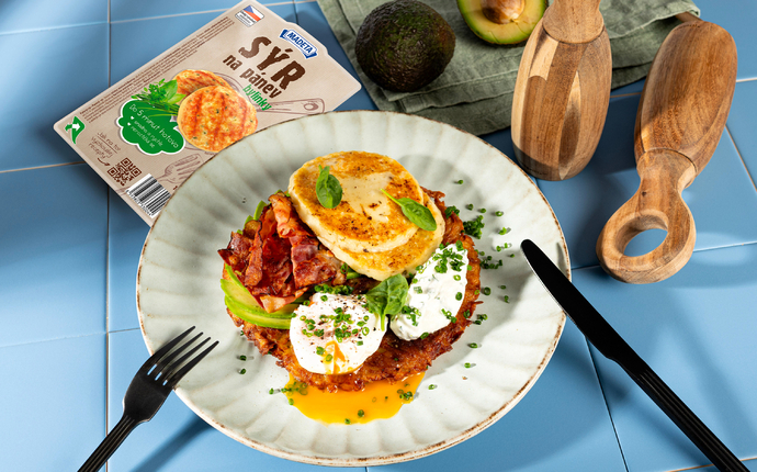 Snídaňový bramborák se Sýrem na pánev, avokádem, slaninou a bylinkovým tvarohem