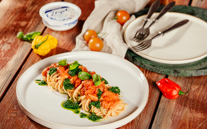 Špagety s Jihočeských žervé, rajčatovou omáčkou a bazalkovým pestem