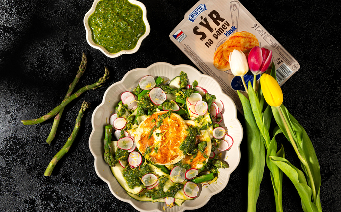 Sýr na pánev se salátem z chřestu s pestem z medvědího česneku