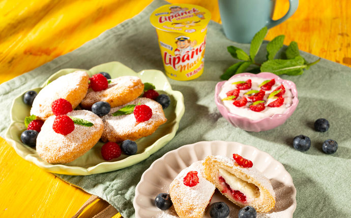 Taštičky z toastového chleba plněné tradičním Lipánkem s ovocem a ovocným dipem