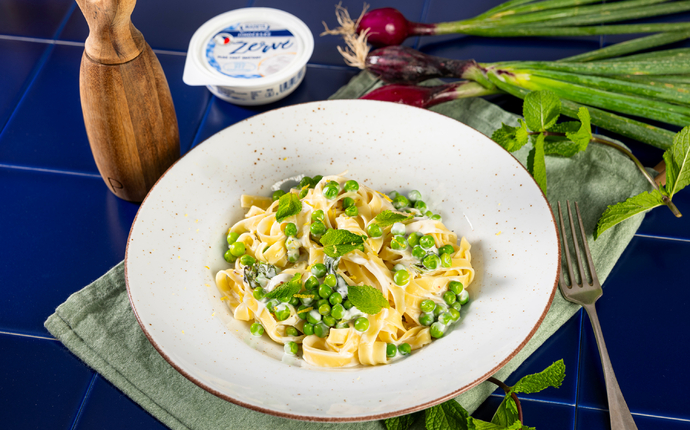 Těstoviny s Jihočeským žervé, citronem, zeleným hráškem a mátou