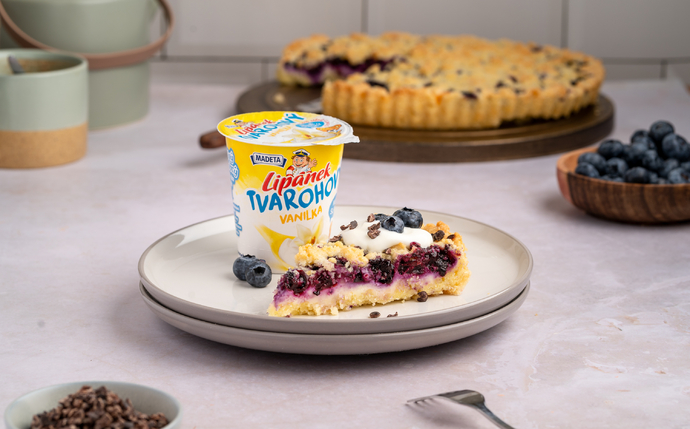 Tvarohový koláč s borůvkami, drobenkou a tvarohovým Lipánkem