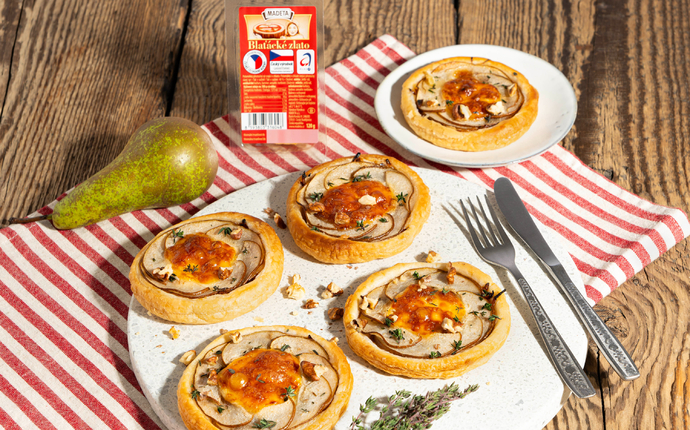 Zapečené jednohubky s Blaťáckým zlatem, hruškami, Jihočeským žervé a karamelizovanou cibulkou