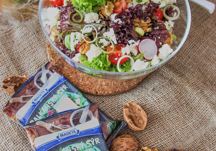 Lehký salát s balkánským sýrem