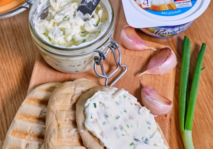 Pomazánka z Pomazánkového s jarní cibulkou